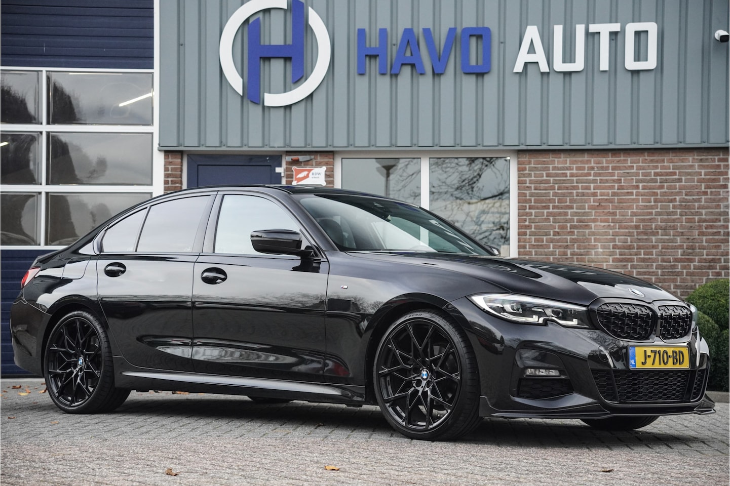 BMW 3-serie - 318i High Executive M-Sport, LEDER, NAP, M-PERFORMANCE - AutoWereld.nl