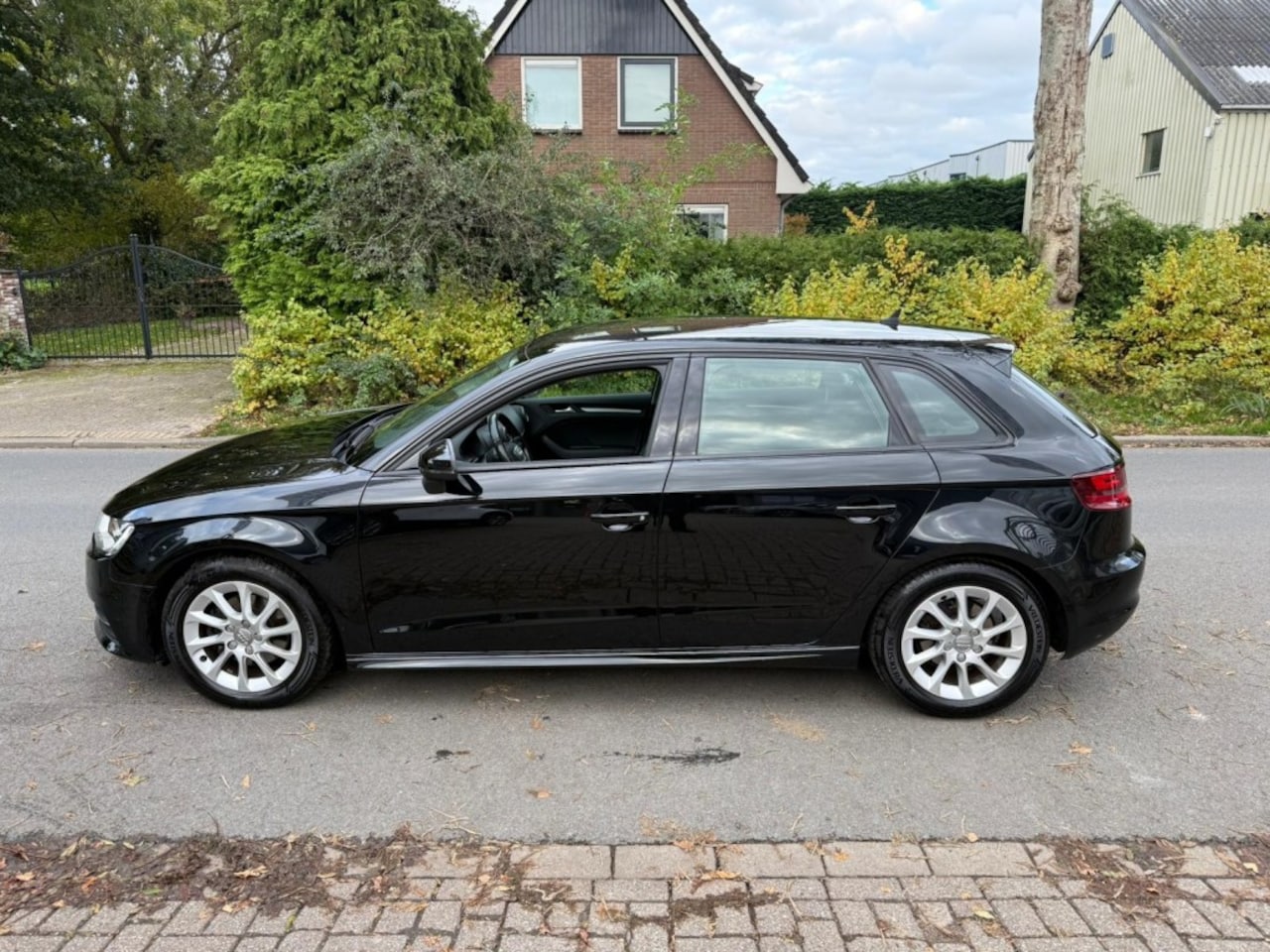 Audi A3 Sportback - Sportback 1.6 TDI ultra Attraction *trekhaak*leer*NAP - AutoWereld.nl