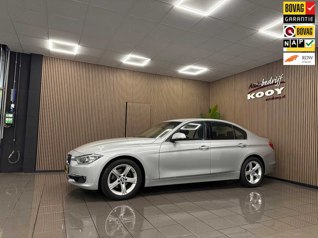 BMW 3-serie - 320i Executive * Automaat / Xenon / Leder / Navigatie / NL Auto * - AutoWereld.nl
