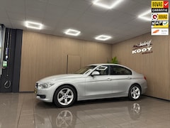 BMW 3-serie - 320i Executive * Automaat / Xenon / Leder / Navigatie / NL Auto