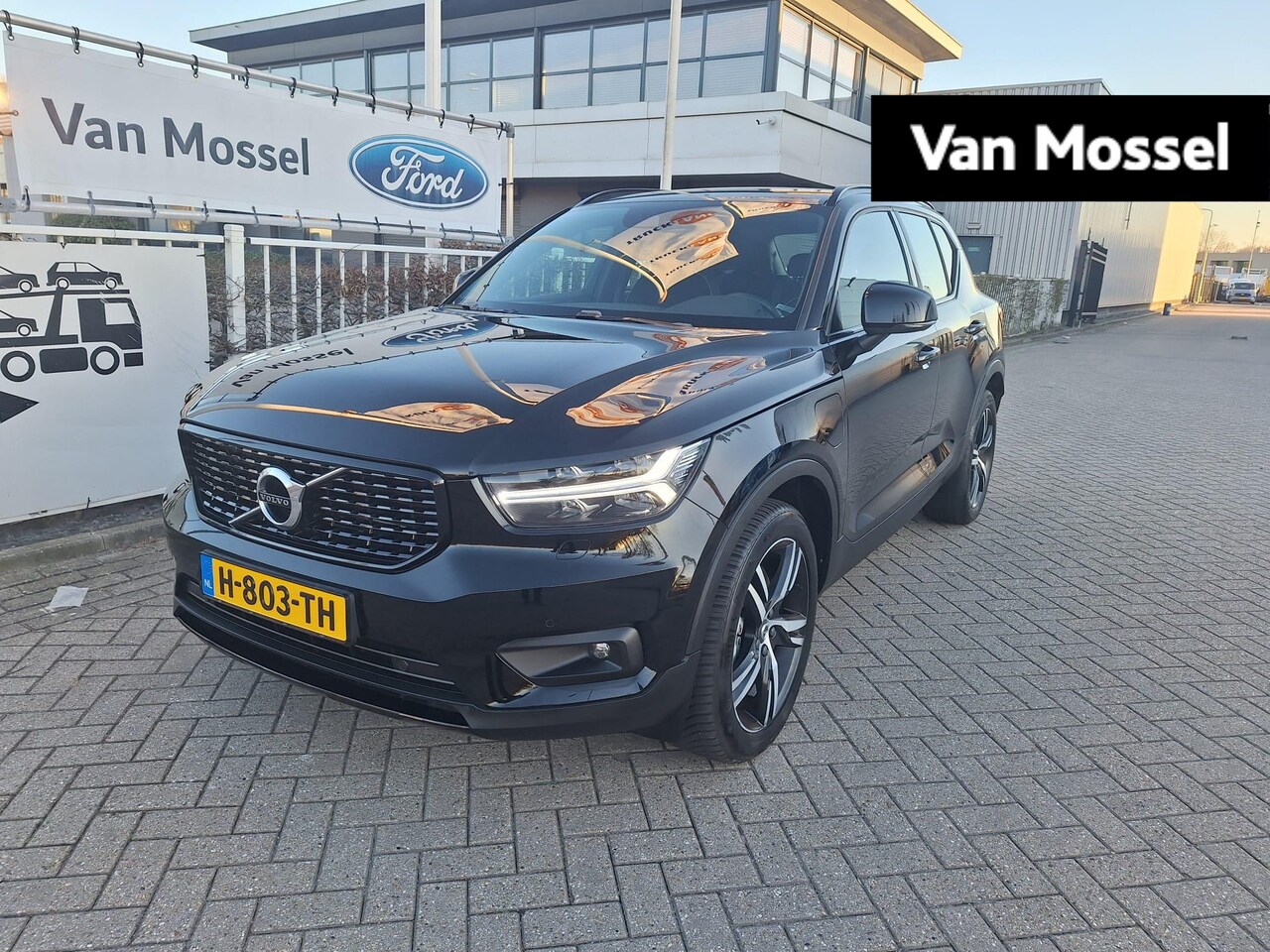 Volvo XC40 - 1.5 T5 Twin Engine R-Design | PHEV | Stoelverwarming | Camera | Apple Carplay/Android Auto - AutoWereld.nl