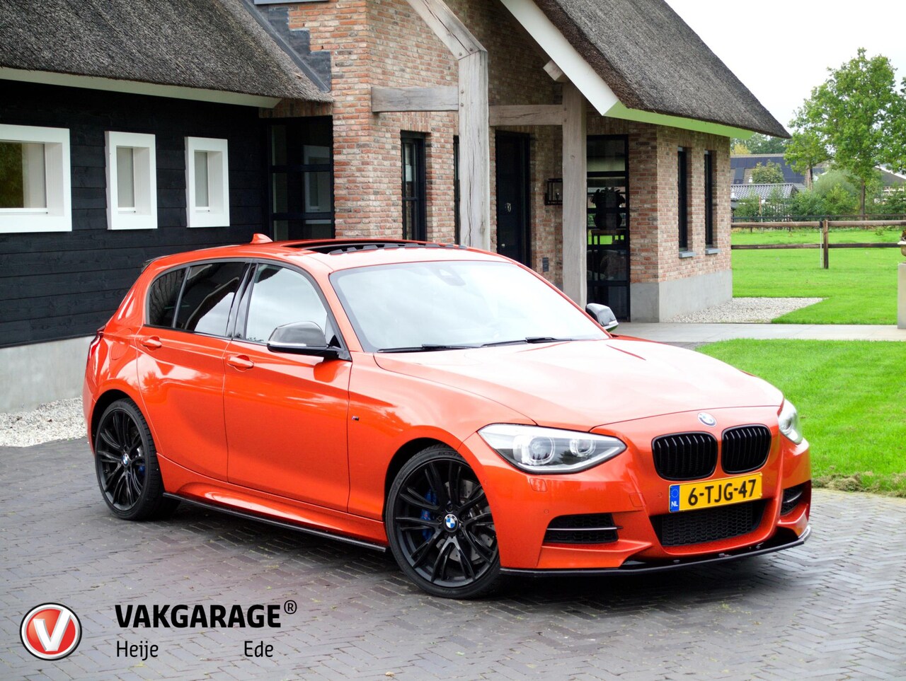 BMW 1-serie - M135i xDrive High Executive ZEER UNIEKE AUTO | Schuifdak | Carbon afwerking | M-performanc - AutoWereld.nl