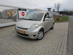 Daihatsu Sirion 2 - 1.3-16V Sense, met werk