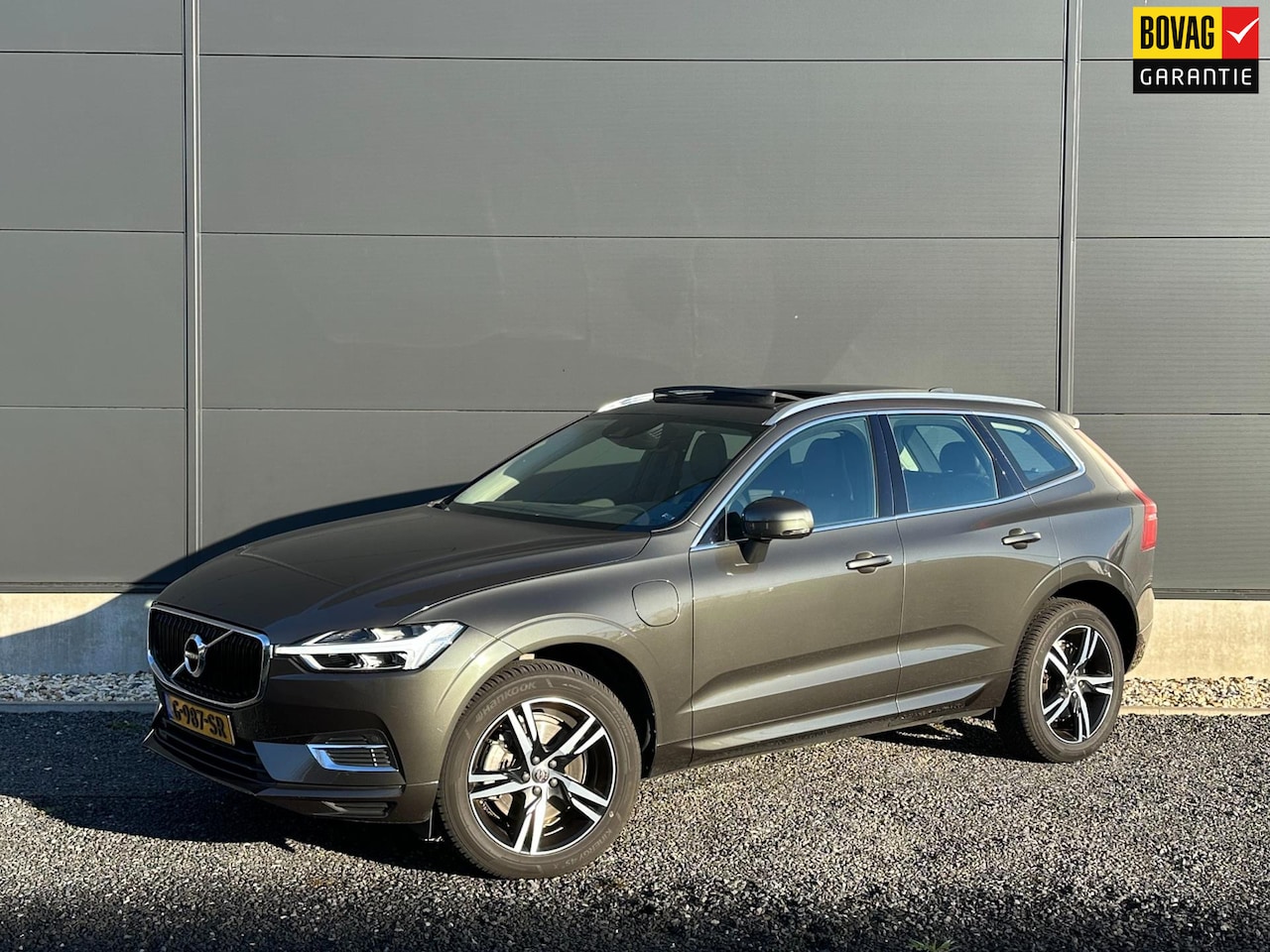 Volvo XC60 - 2.0 T8 Twin Engine AWD Momentum Pro Panodak | Clima | Navi - AutoWereld.nl