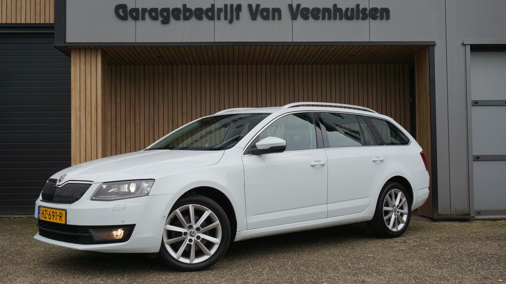 Skoda Octavia Combi - 1.4 TSI 150pk DSG Style Businessline Canton Keyless Xenon 17inch LM Trekhaak Stoelverwarmi - AutoWereld.nl