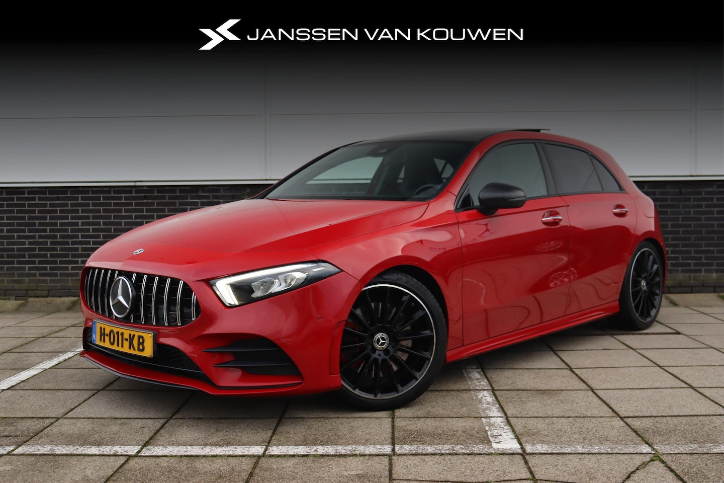 Mercedes-Benz A-klasse - 250 Premium Plus * AMG * 225PK * Pano * Stoelverwarming * Widescreen * 19" LMW * MBUX * - AutoWereld.nl