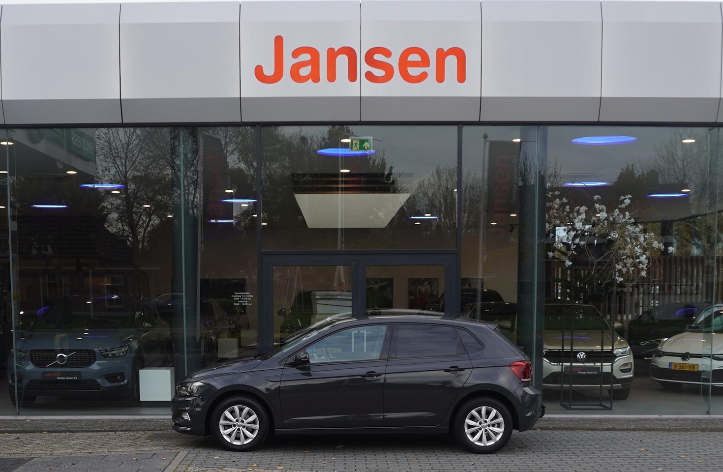 Volkswagen Polo - 1.0 TSI 85kW Highline | Carplay | Navi | Cruise | Parkeerhulp | Stoelverw | Trekhaak - AutoWereld.nl