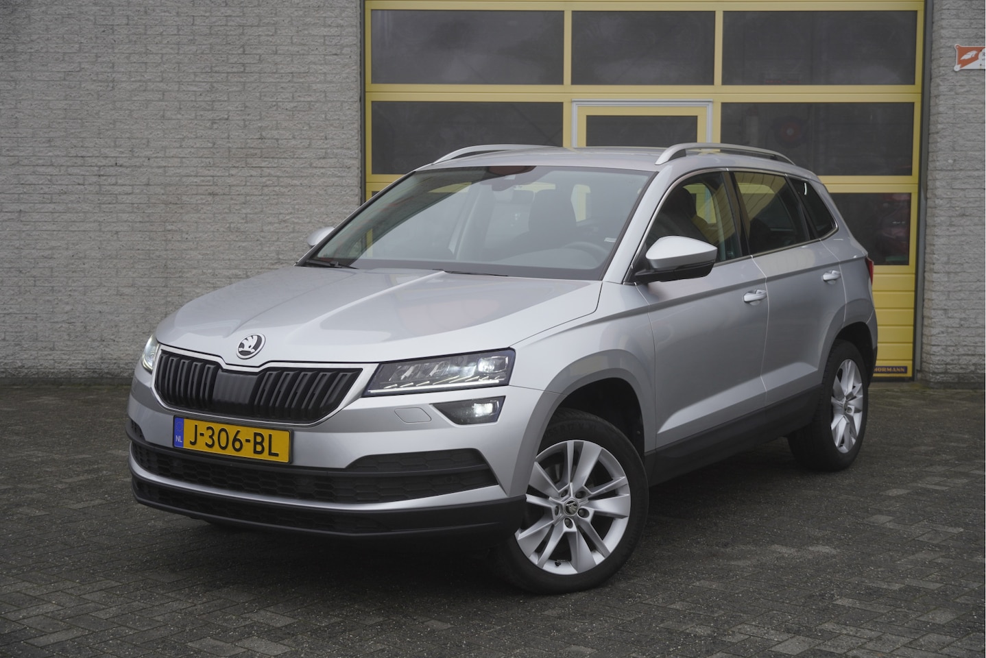 Skoda Karoq - 1.5 TSI ACT 150PK! Business Edition BJ2020 Lmv 17" | Led V+A | Pdc | Navi | Elek. trekhaak - AutoWereld.nl