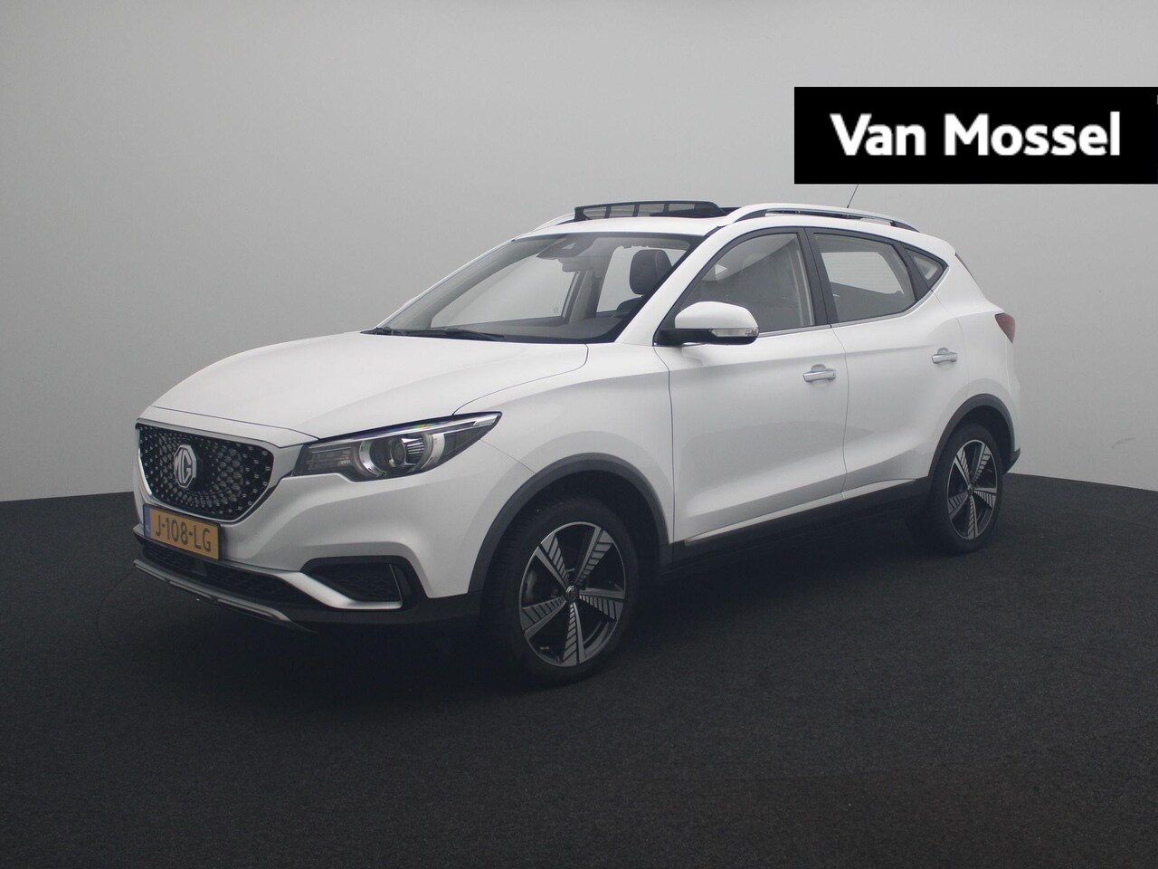 MG ZS - Luxury 45 kWh | 1e-Eigenaar | Navi | Panoramadak | Leder | Camera | Apple CarPlay | - AutoWereld.nl
