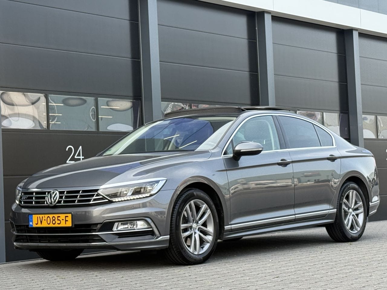 Volkswagen Passat - 1.6 TDI R-Line Pano Virtual Cockpit EURO-6 - AutoWereld.nl
