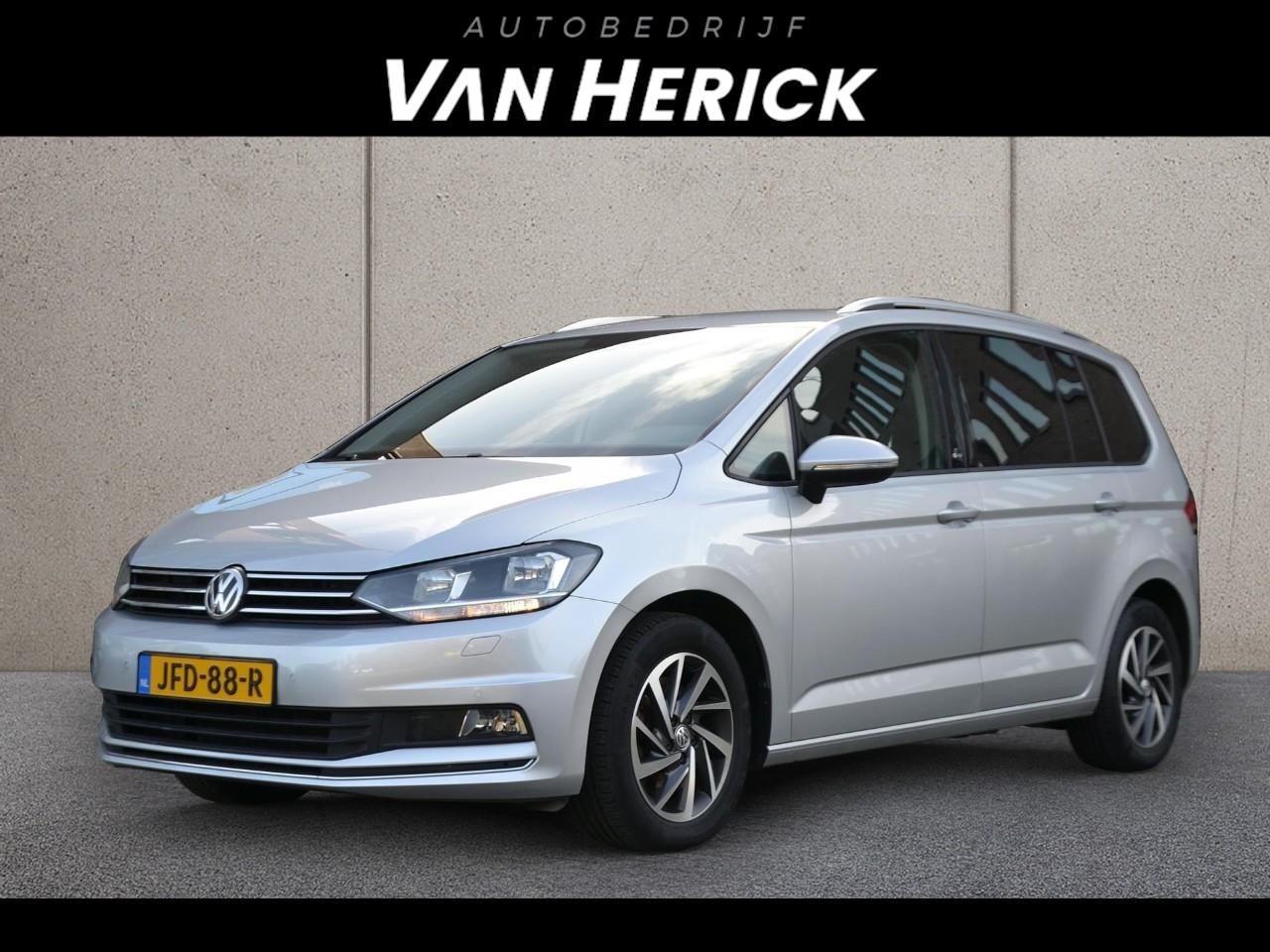 Volkswagen Touran - 1.4 TSI Comfortline 7 Persoons Automaat | ACC | Navi | Stoelverwarming - AutoWereld.nl