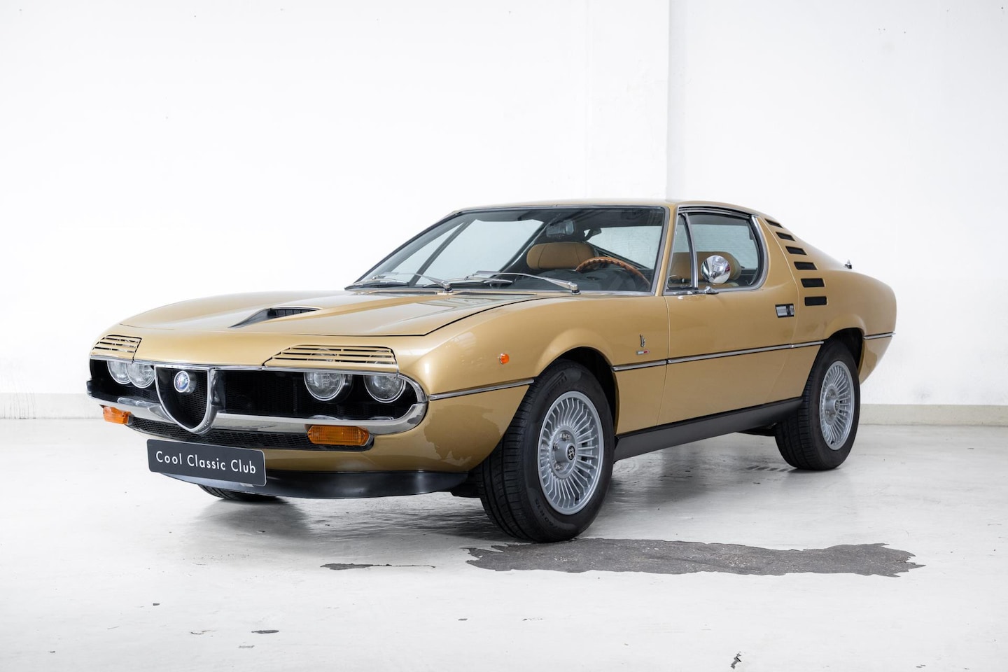 Alfa Romeo Montreal - - Oro Metallizato - Avana - - AutoWereld.nl