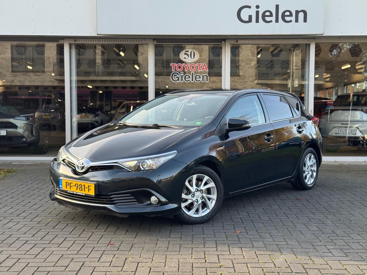 Toyota Auris - 1.8 Hybrid Dynamic | Navigatie, Privacy glass, Climate control, Cruise control, Safety sen - AutoWereld.nl