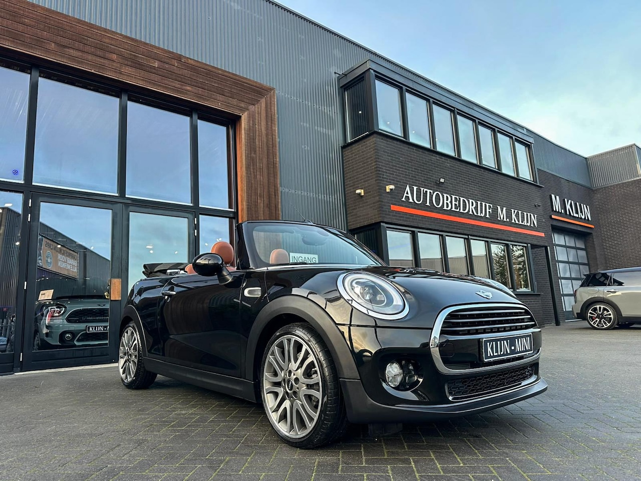 MINI Cabrio - Mini 1.5 Cooper Chili Serious Business Aut/Bruin Leer/Navi/Union Jack/Nap - AutoWereld.nl