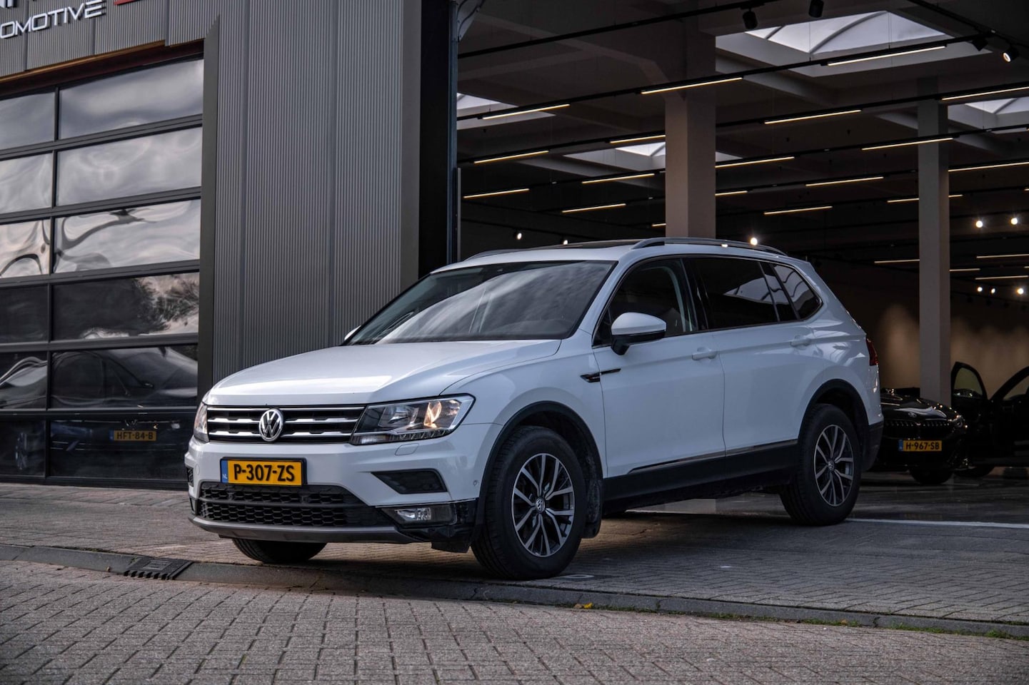 Volkswagen Tiguan - 2.0 TDI 4Motion Highline Business R|Pano|Dyna-Audio|Massage|Acc|Line-Assist|Trekhaak - AutoWereld.nl