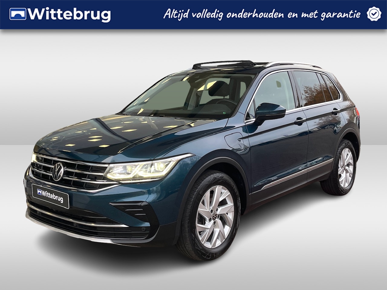 Volkswagen Tiguan - 1.5 TSI Elegance / Panorama dak / IQ light / 18 Inch / 245 PK / Camera / Stuur & Stoelverw - AutoWereld.nl