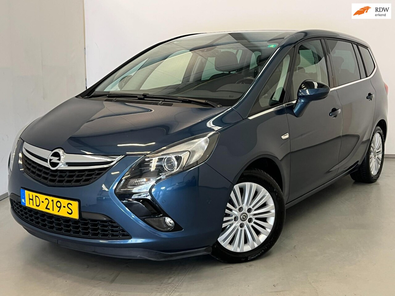 Opel Zafira Tourer - 1.6 CDTI / 7-pers / NL-auto / 2x Pano / Euro 6 - AutoWereld.nl