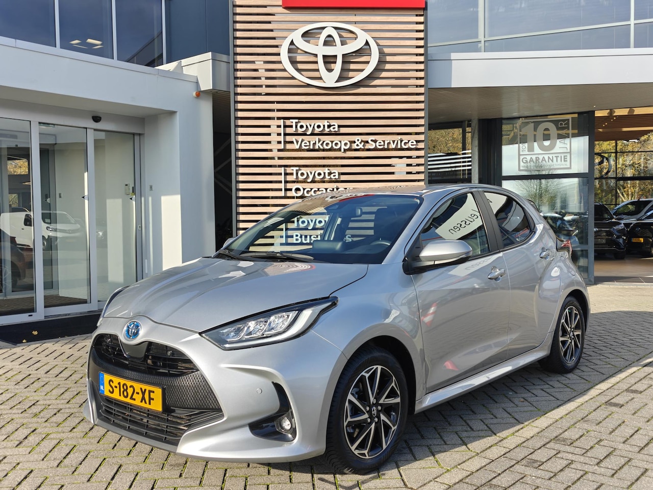 Toyota Yaris - 1.5 HYBRID BUSINESS BLIND-SPOT KEYLESS STOELVERW PARK-SENSOREN APPLE/ANDROID NL-AUTO - AutoWereld.nl