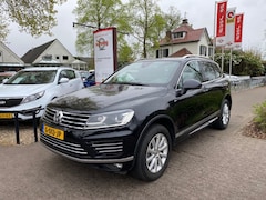 Volkswagen Touareg - 3.0 TDI R-LINE / LEDER / AIRCO-ECC / PANO / TREKHAAK / NAVI / LM