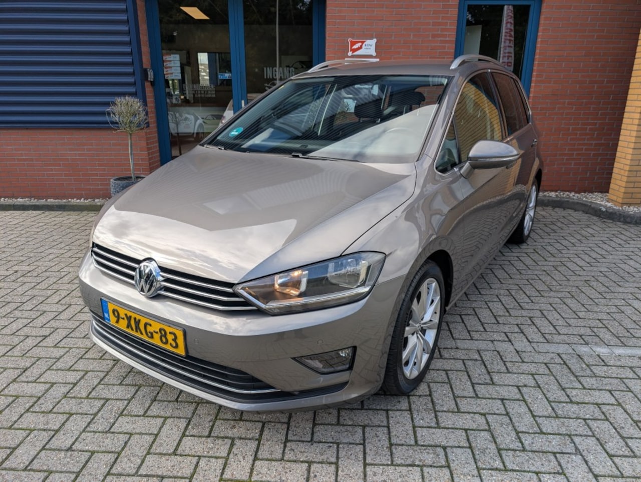 Volkswagen Golf Sportsvan - 1.2 TSI Highline 1.2 TSI HIGHLINE, AUTOMAAT, Trekhaak, Airco, PDC v+a - AutoWereld.nl