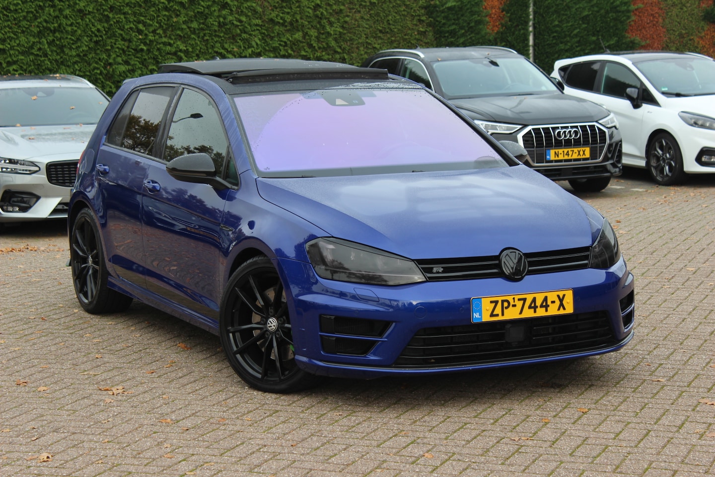 Volkswagen Golf - 2.0 TSI R 4Motion / Panoramadak / Camera / Leder / Sterrenhemel / Remus uitlaat / 19'' / N - AutoWereld.nl