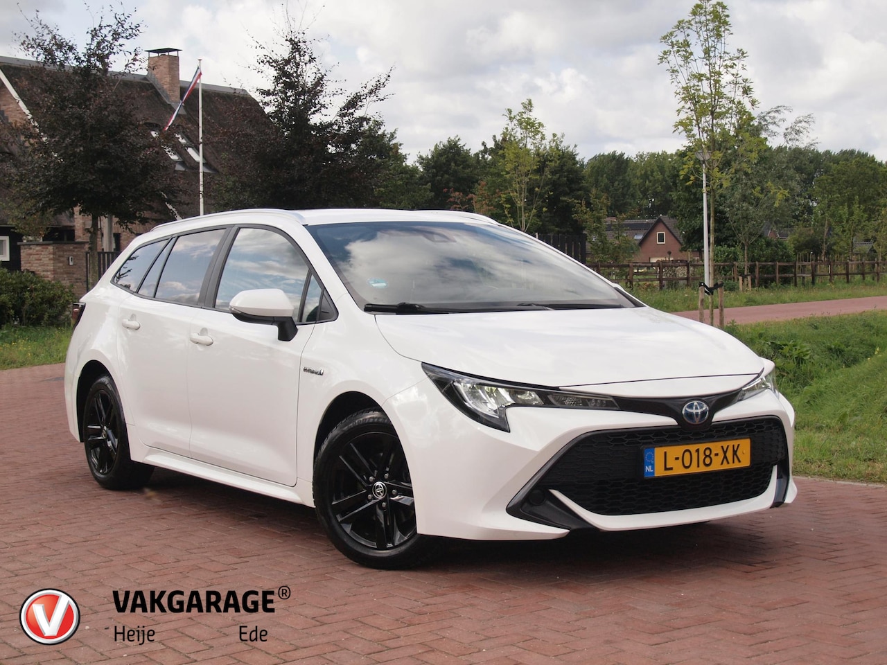 Toyota Corolla Touring Sports - 1.8 Hybrid Black Style-pakket | 17 Inch | Camera | Apple Carplay | Cruise Control | NL-Aut - AutoWereld.nl