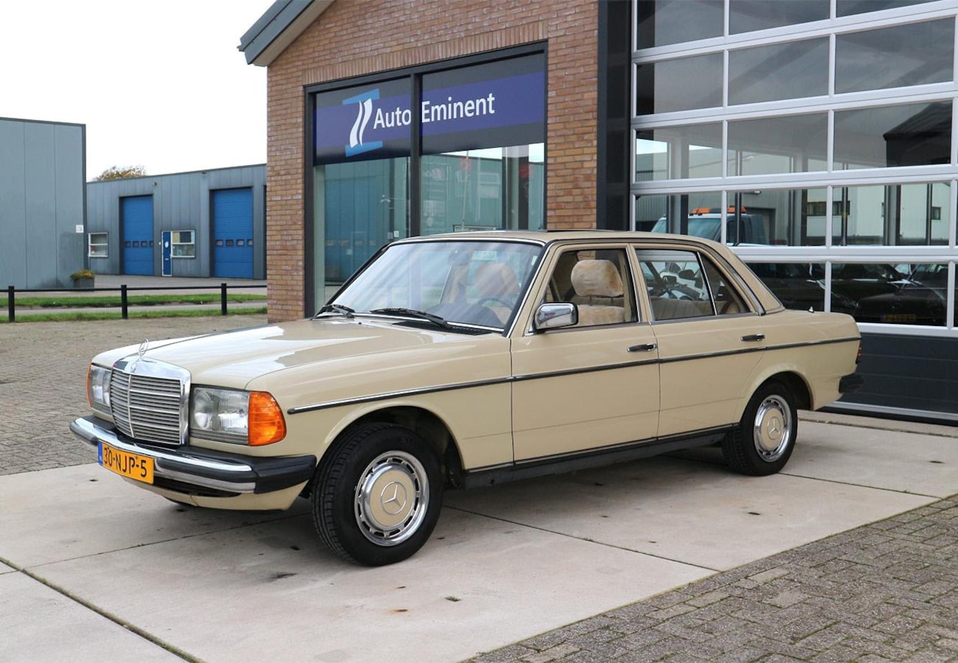 Mercedes-Benz 200-280 (W123) - 200 automaat schuifdak Taiga Beige - AutoWereld.nl