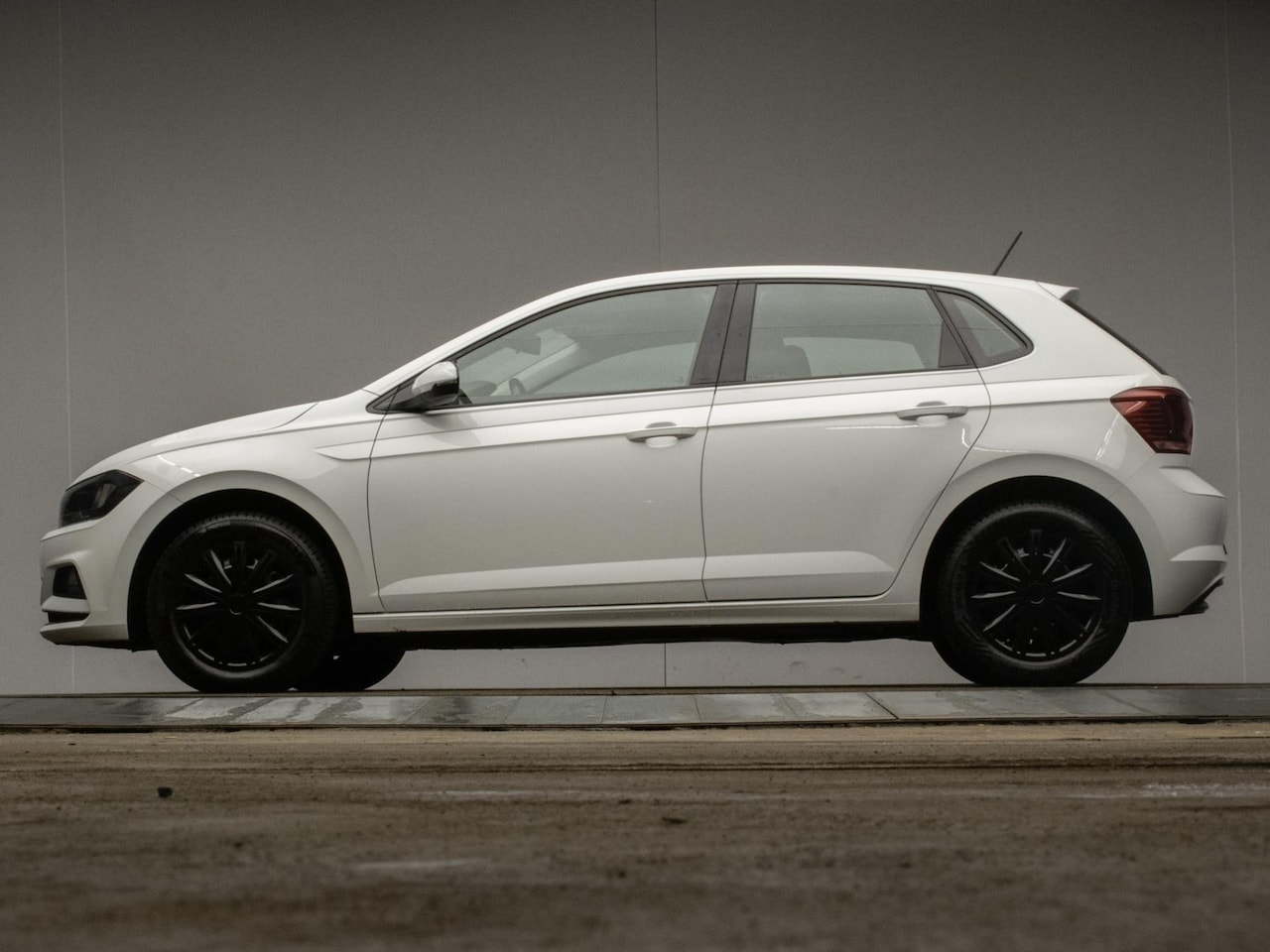 Volkswagen Polo - 1.0 TSI Sport (APPLE CARPLAY,NAVI,CRUISE,PDC,CAMERA,SPORTSTOELEN,GETINT,CLIMATE,NETTESTAAT - AutoWereld.nl