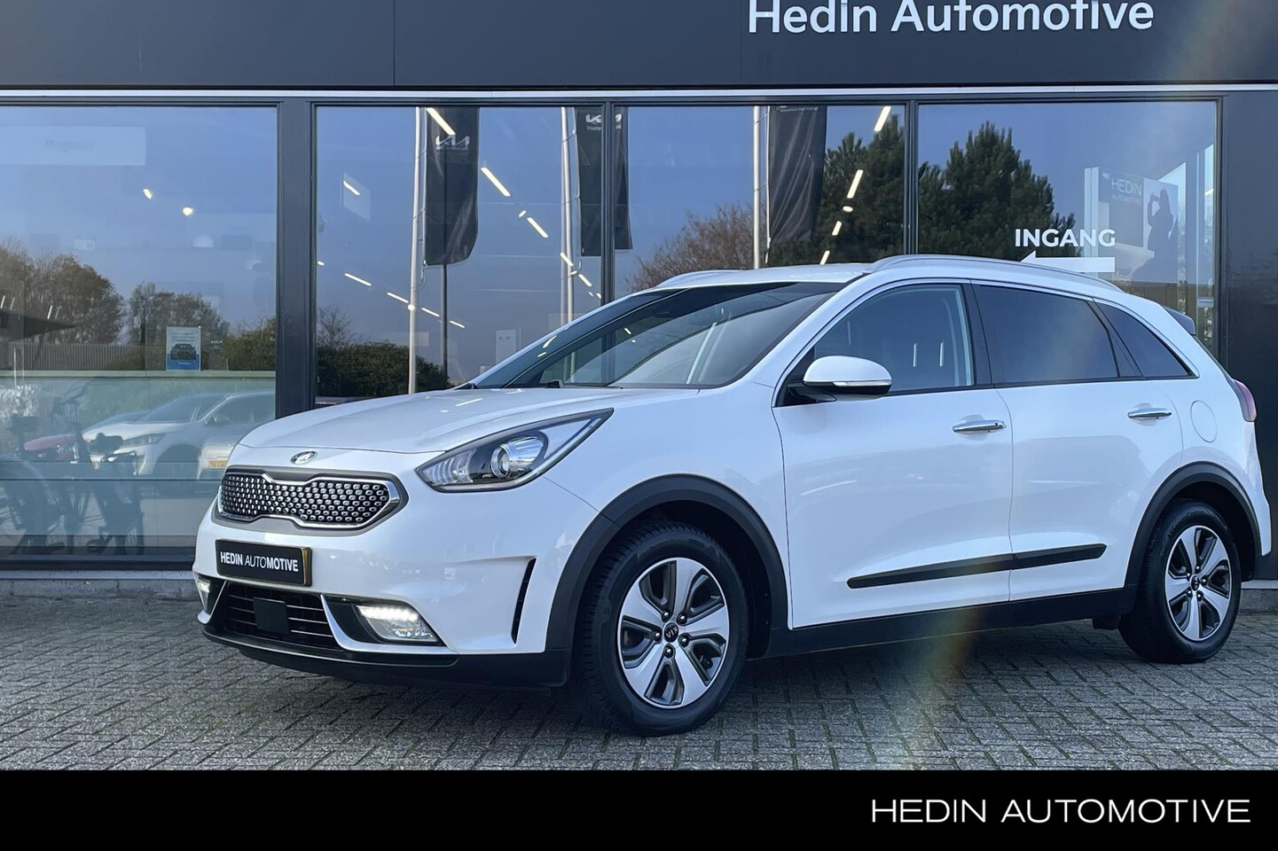 Kia Niro - 1.6 GDi Hybrid BusinessLine | Stoel- en Stuurverwarming | Leder | Trekhaak | All season | - AutoWereld.nl