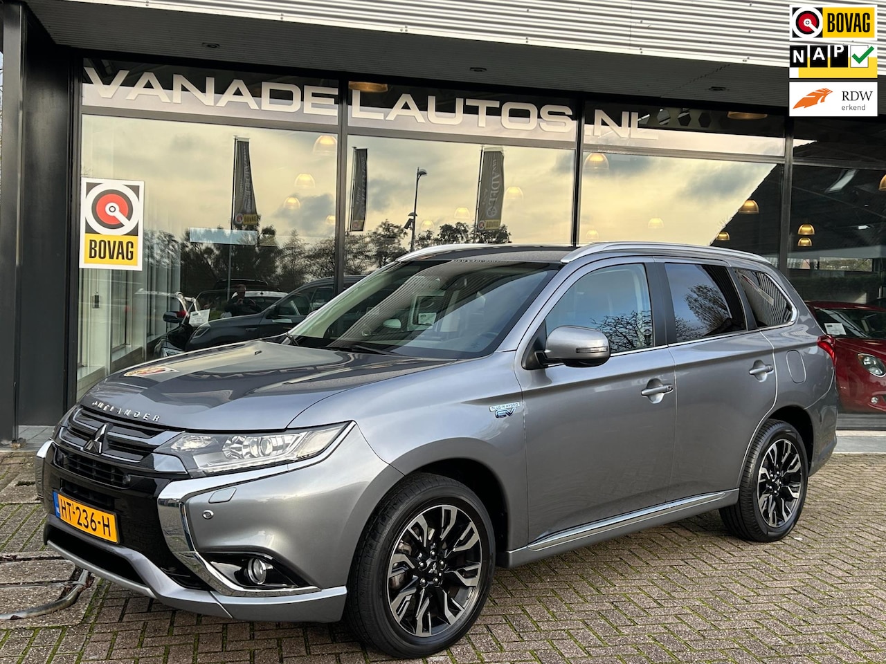Mitsubishi Outlander - 2.0 PHEV Executive Aut. App-Connect Navi Camera Trekhaak NAP NL-Auto Dealeronderhouden! - AutoWereld.nl