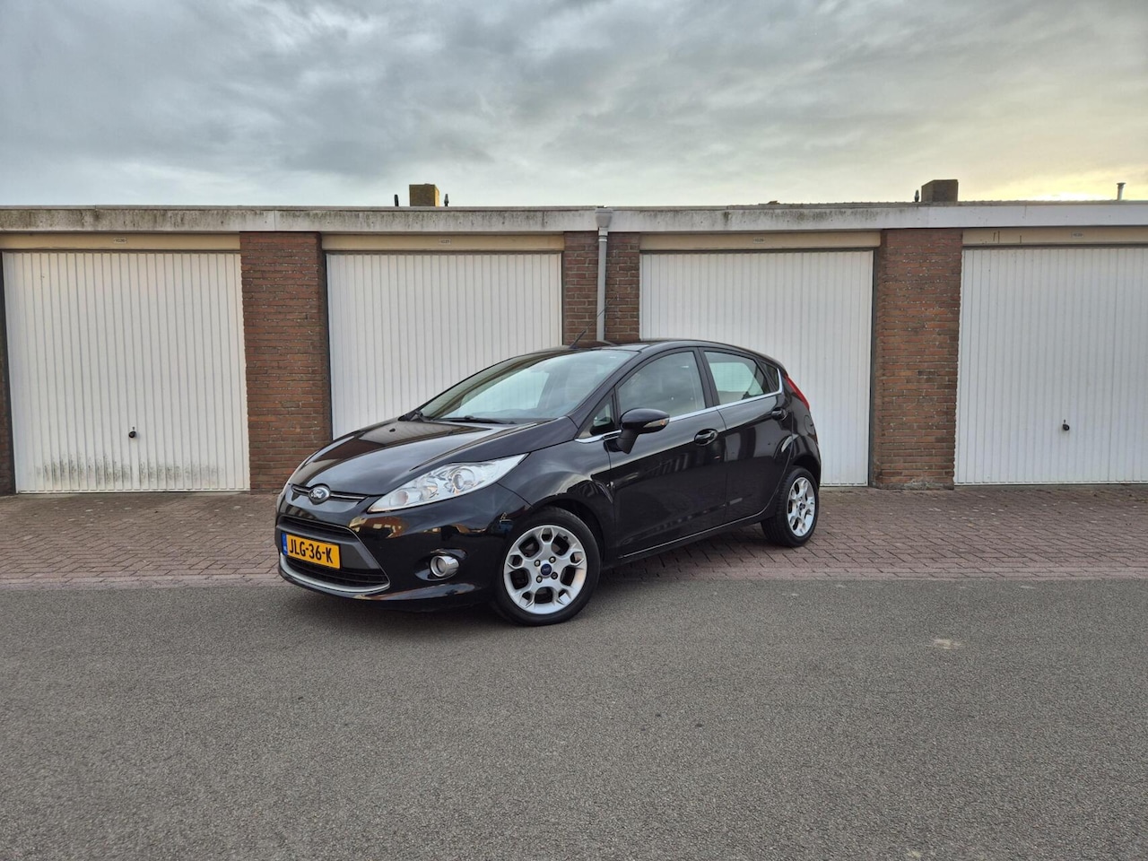 Ford Fiesta - 1.25 Titanium / Dealeronderhouden / Voorruitverwarming / Stoelverwarming - AutoWereld.nl