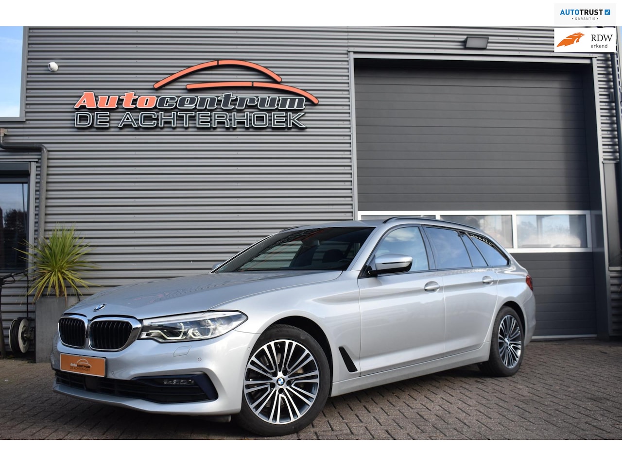 BMW 5-serie Touring - 520d xDrive High Executive Edition LED / Adaptive cruise / Keyless! - AutoWereld.nl