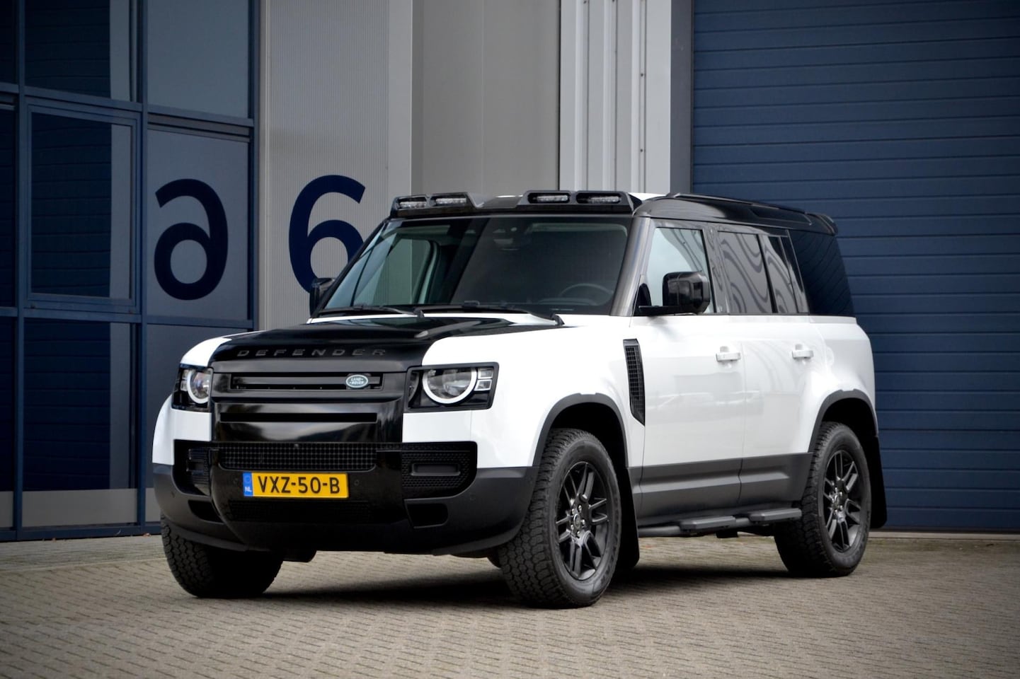 Land Rover Defender 110 - 3.0 D250 / Grijs Kenteken / NL Auto / 1e Eig. / Trekhaak / Cold Clima. Pack - AutoWereld.nl