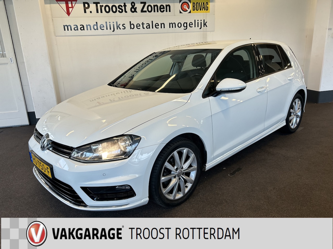 Volkswagen Golf - 1.2 TSI R-Line | Cruise control | Climate control | Achteruitrijcamera | Navigatie | Parke - AutoWereld.nl