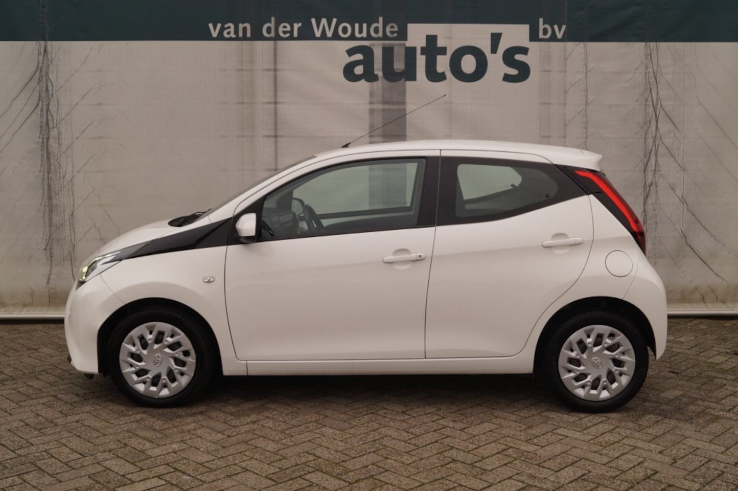 Toyota Aygo - 1.0 VVT-i X-Play Automaat -AIRCO-LED-CAM-CARPLAY- - AutoWereld.nl