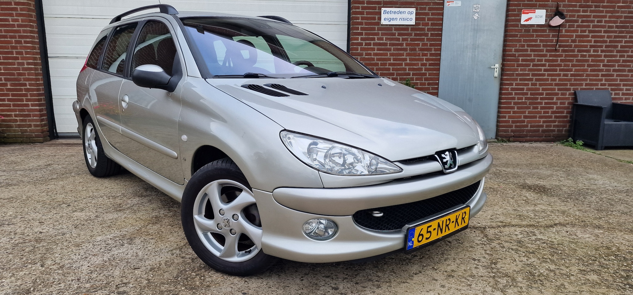 Peugeot 206 SW - 1.6-16V XS-line In een hele nette staat verkerende Peugeot 206 1.6 16V XS Sw airco, lm velgen, trekhaak, 1 - AutoWereld.nl