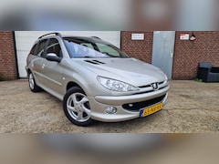 Peugeot 206 SW - 1.6-16V XS-line In een hele nette staat verkerende Peugeot 206 1.6 16V XS Sw airco, lm velgen, trekhaak, 1