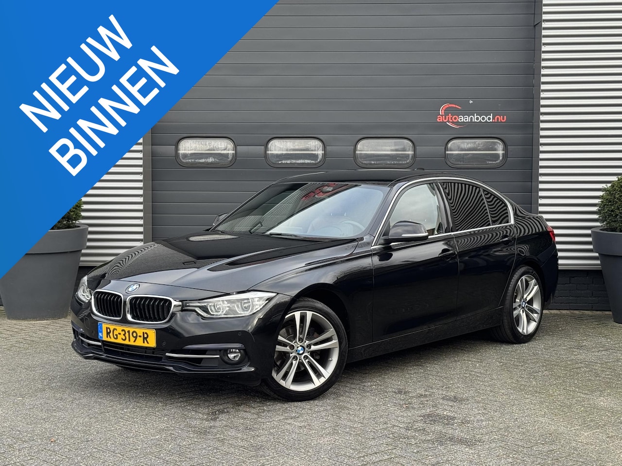 BMW 3-serie - 320i Corporate Lease High Executive | Navigatie | Privacy Glass | Lichtmetalen Velgen | Cl - AutoWereld.nl