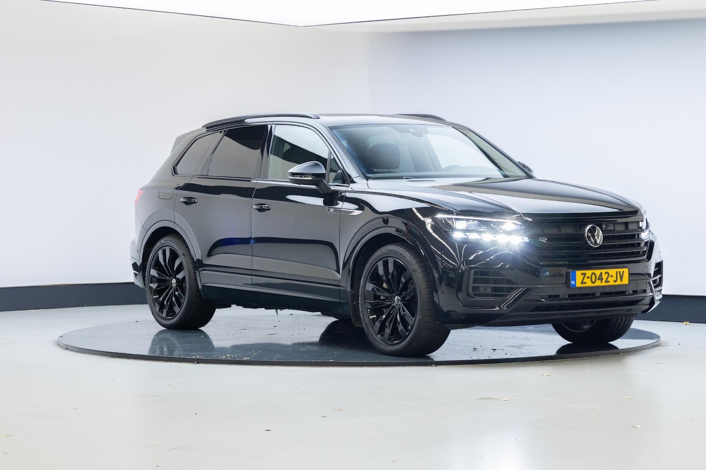 Volkswagen Touareg - 3.0 TSi eHybrid 4MOTION R | 21 Inch | Nachtzicht | Trekhaak | - AutoWereld.nl