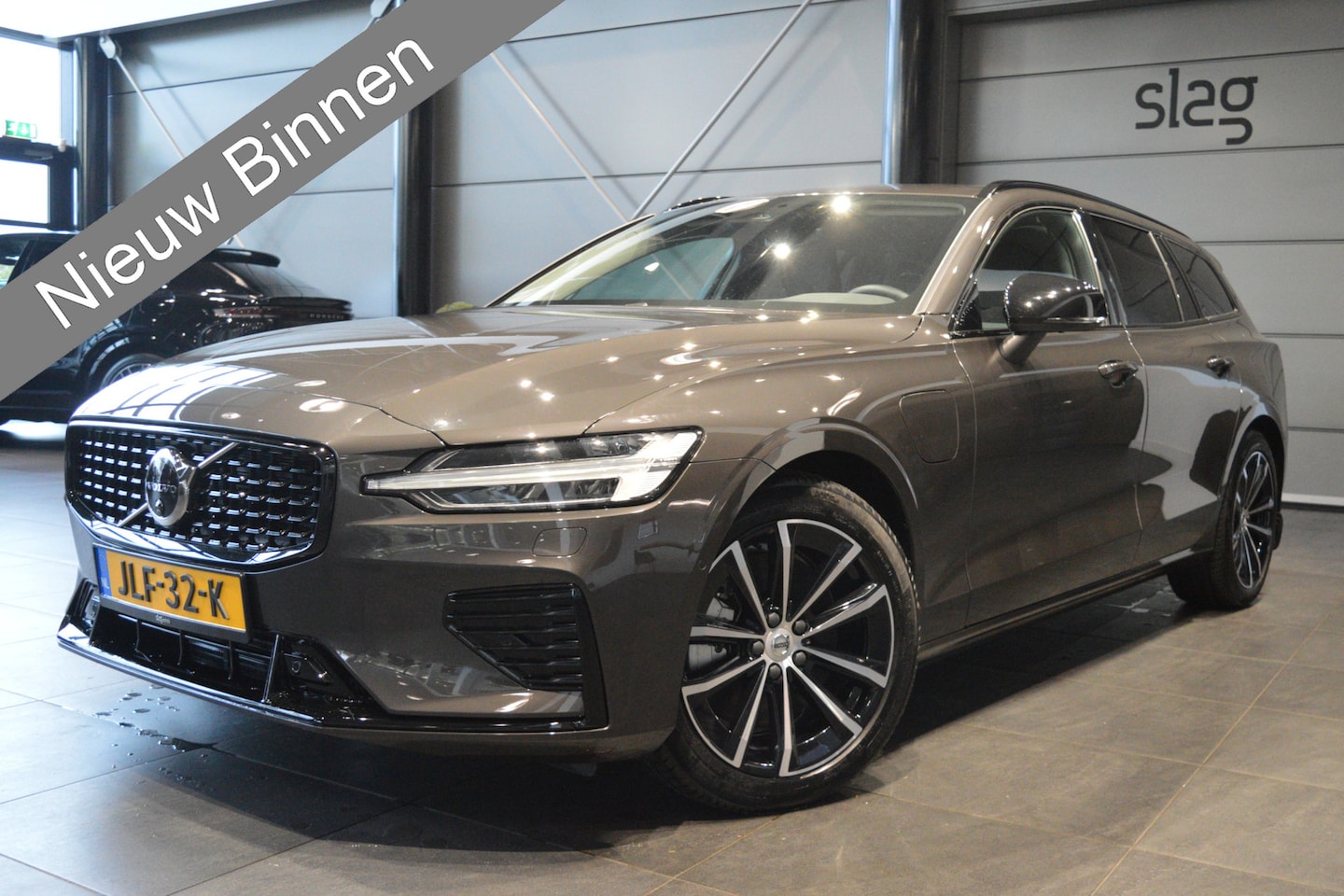 Volvo V60 - 2.0 T6 Plug-in hybrid AWD Plus Dark leer trekhaak 18 inch !! - AutoWereld.nl