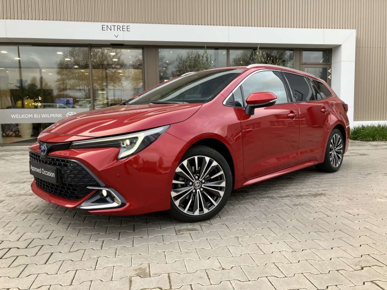 Toyota Corolla Touring Sports - 1.8 Hybrid First Edition | Blindspot | PDC v/a | Elek achterklep - AutoWereld.nl