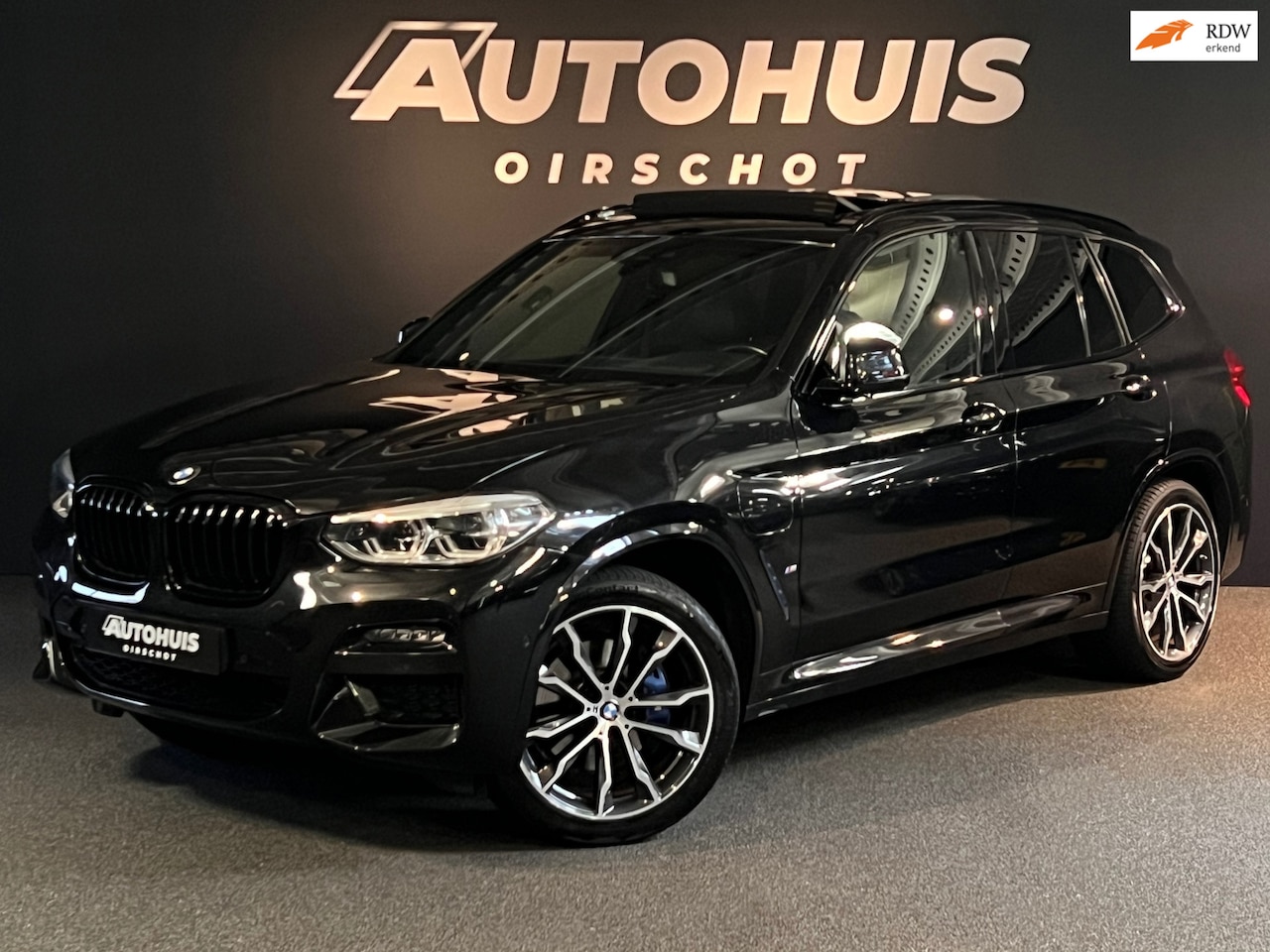 BMW X3 - XDrive30e High Executive Edition M Pano/ 20"/ Camera/ Trekhaak/ HarmanKardon/ Headup - AutoWereld.nl