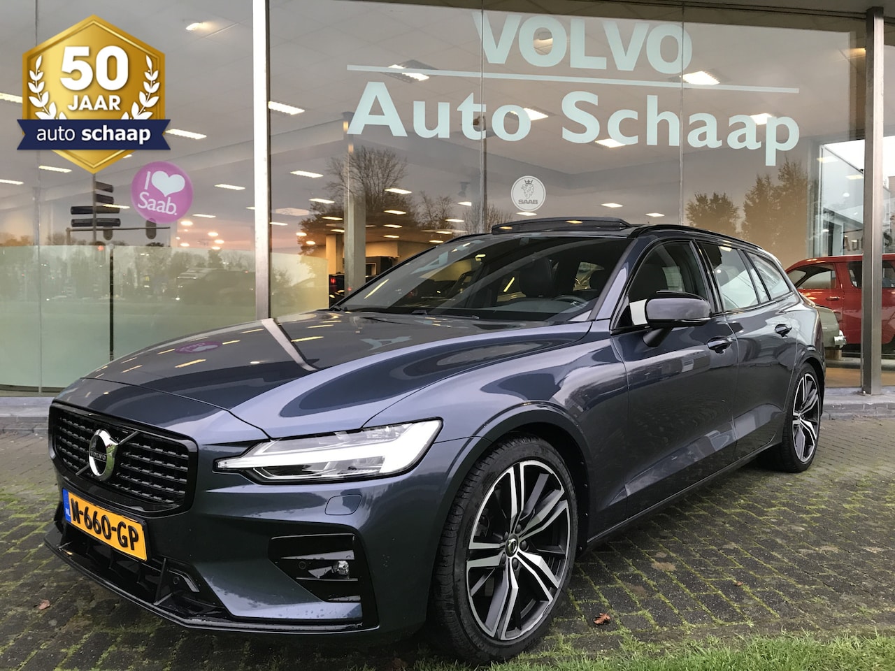 Volvo V60 - 2.0 B3 R-Design Automaat | Rijklaar incl 12 mnd Bovag | Panoramadak Trekhaak Keyless Carpl - AutoWereld.nl