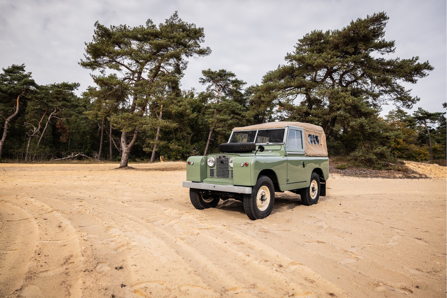 Land Rover 88 - LAND ROVER SERIE II Nieuwstaat volledig gerestaureerd - AutoWereld.nl