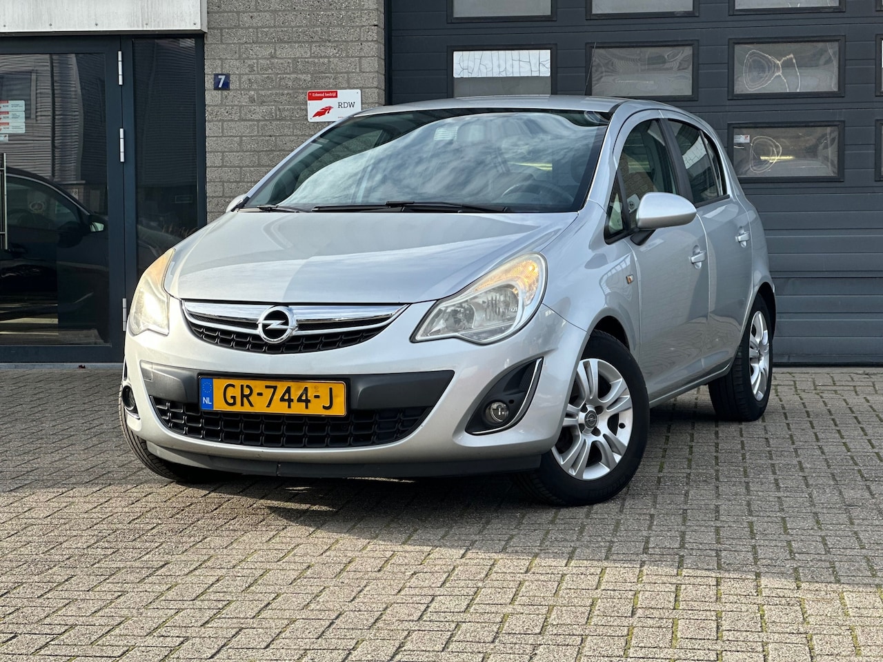 Opel Corsa - 1.2-16V Anniversary Edition / Airco / Cruise Control / LM Velgen / Dagrij verlichting - AutoWereld.nl