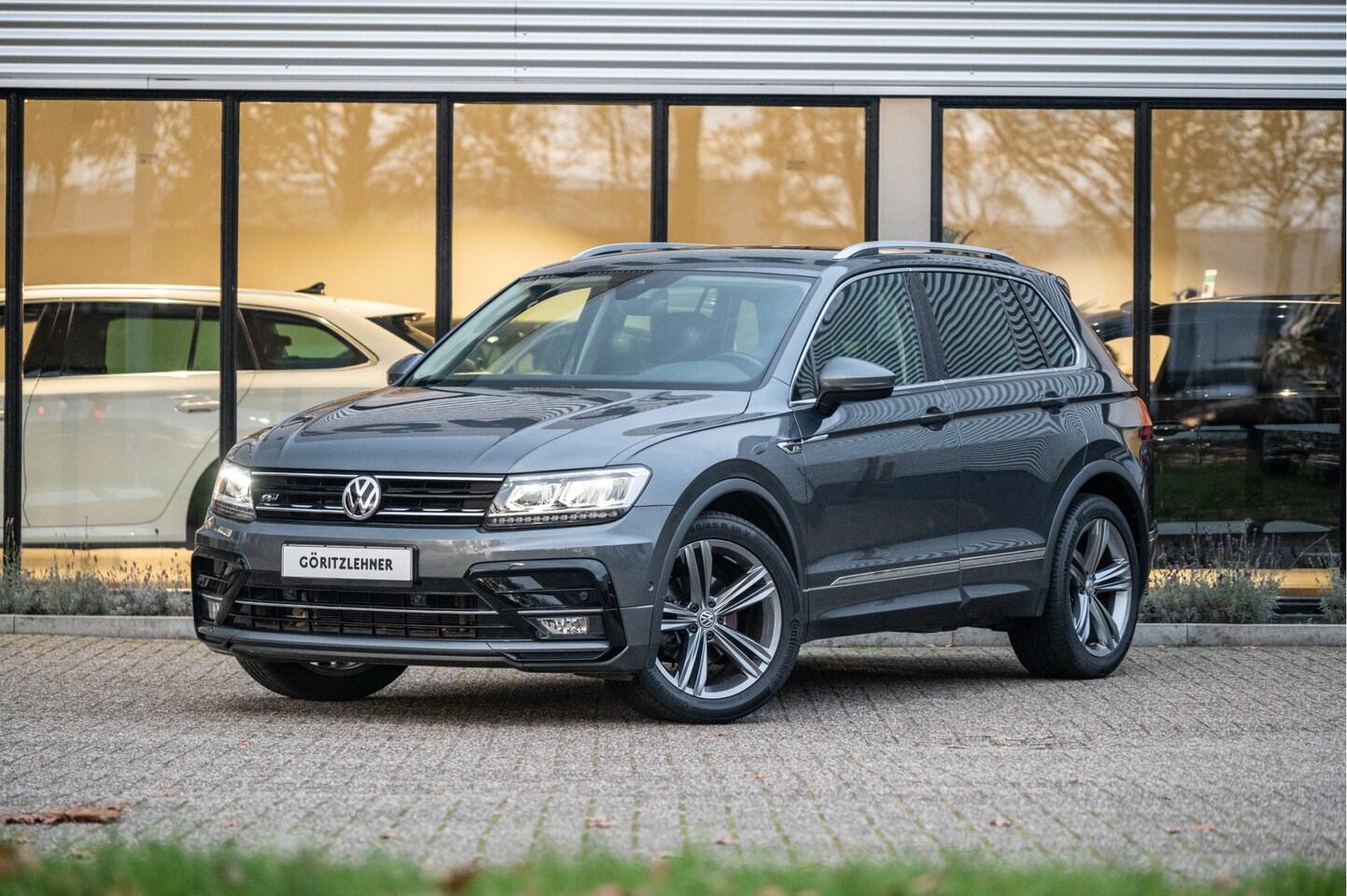 Volkswagen Tiguan - 1.5 TSI DSG R-Line 150pk | Trekhaak | Navigatie | Stoelmassage | - AutoWereld.nl
