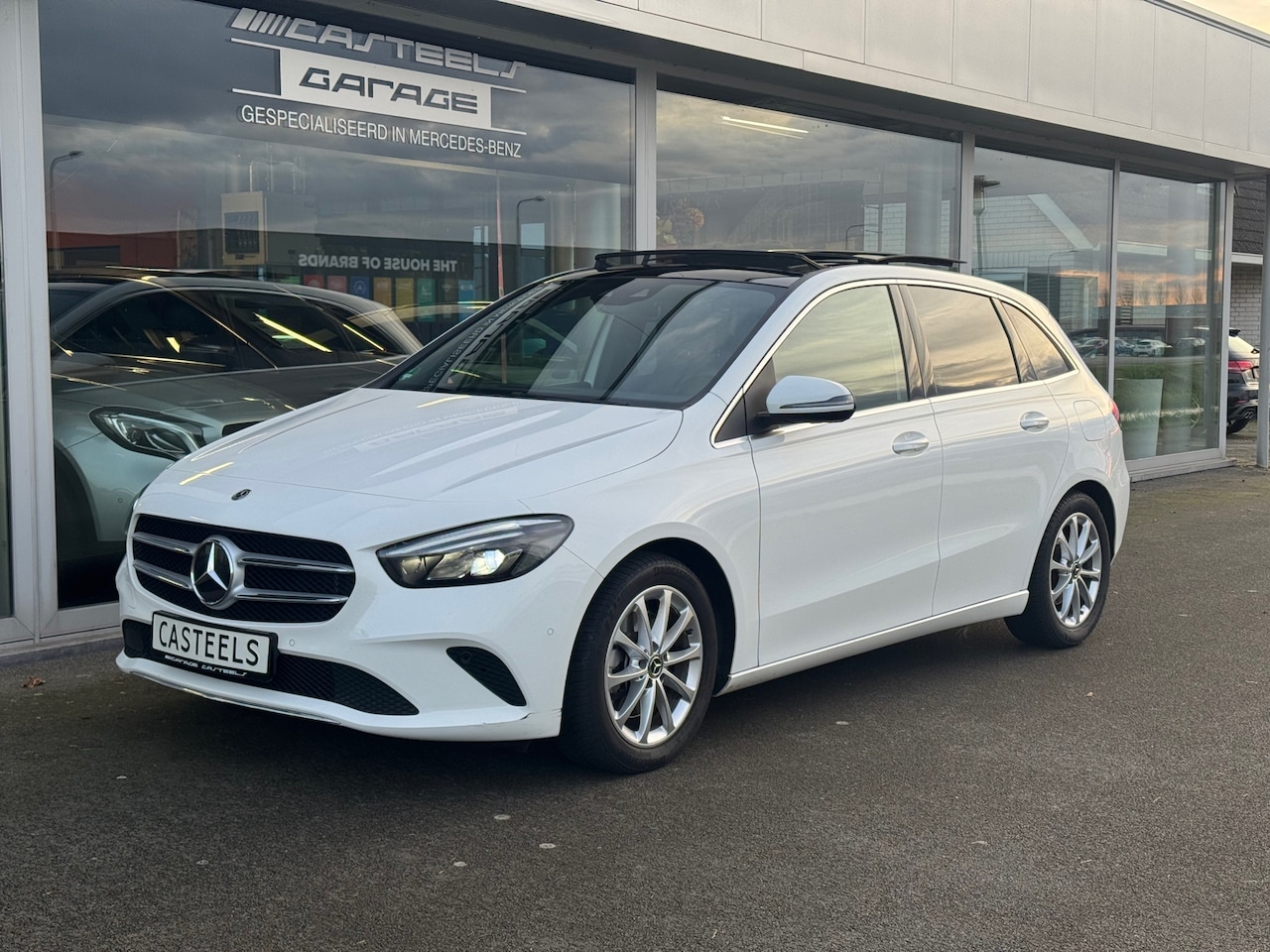 Mercedes-Benz B-klasse - 220 Progressive automaat , Trekhaak , panoramaschuifdak - AutoWereld.nl
