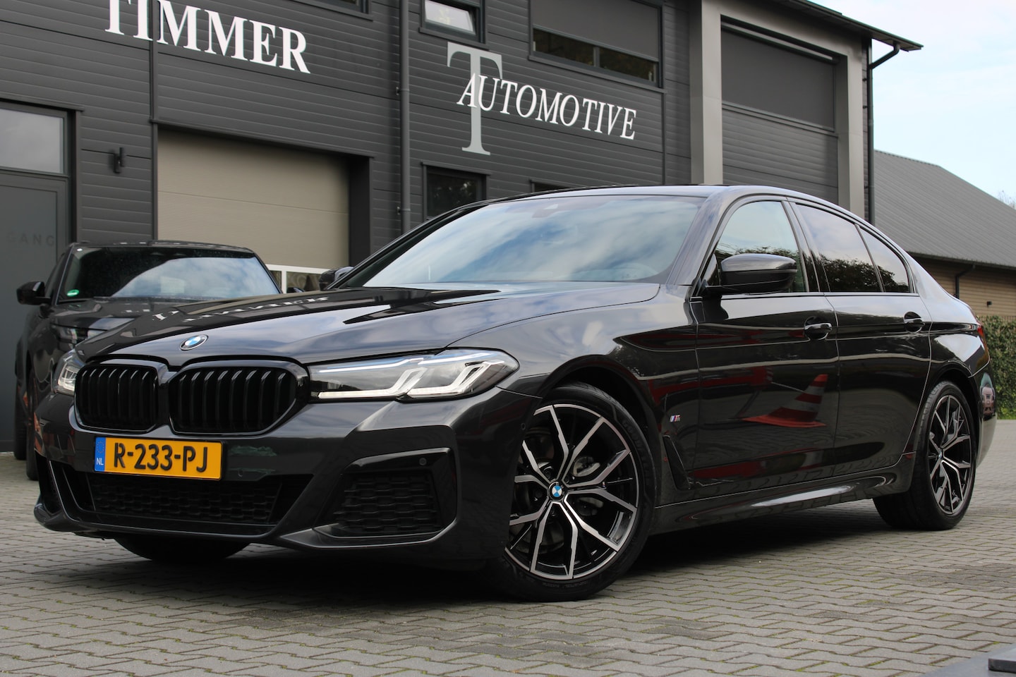 BMW 5-serie - 520i Business Edition Plus M-Sport - Schuif kanteldak - Laserlight - 19 inch Goed onderhou - AutoWereld.nl