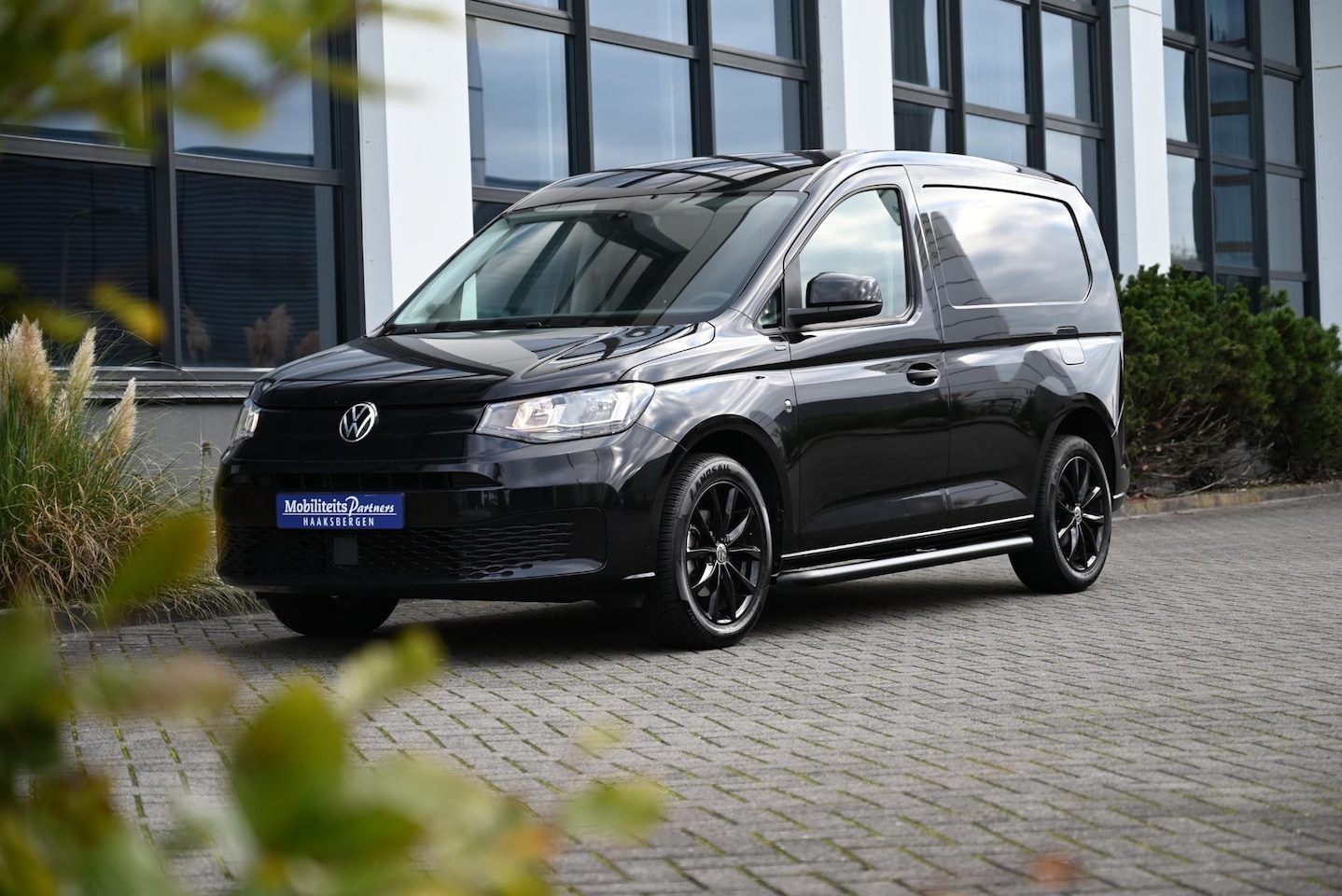 Volkswagen Caddy Cargo - 2.0 TDI Black Edition Cruise | CarPlay | 17"LMV € 349 P.M. - AutoWereld.nl