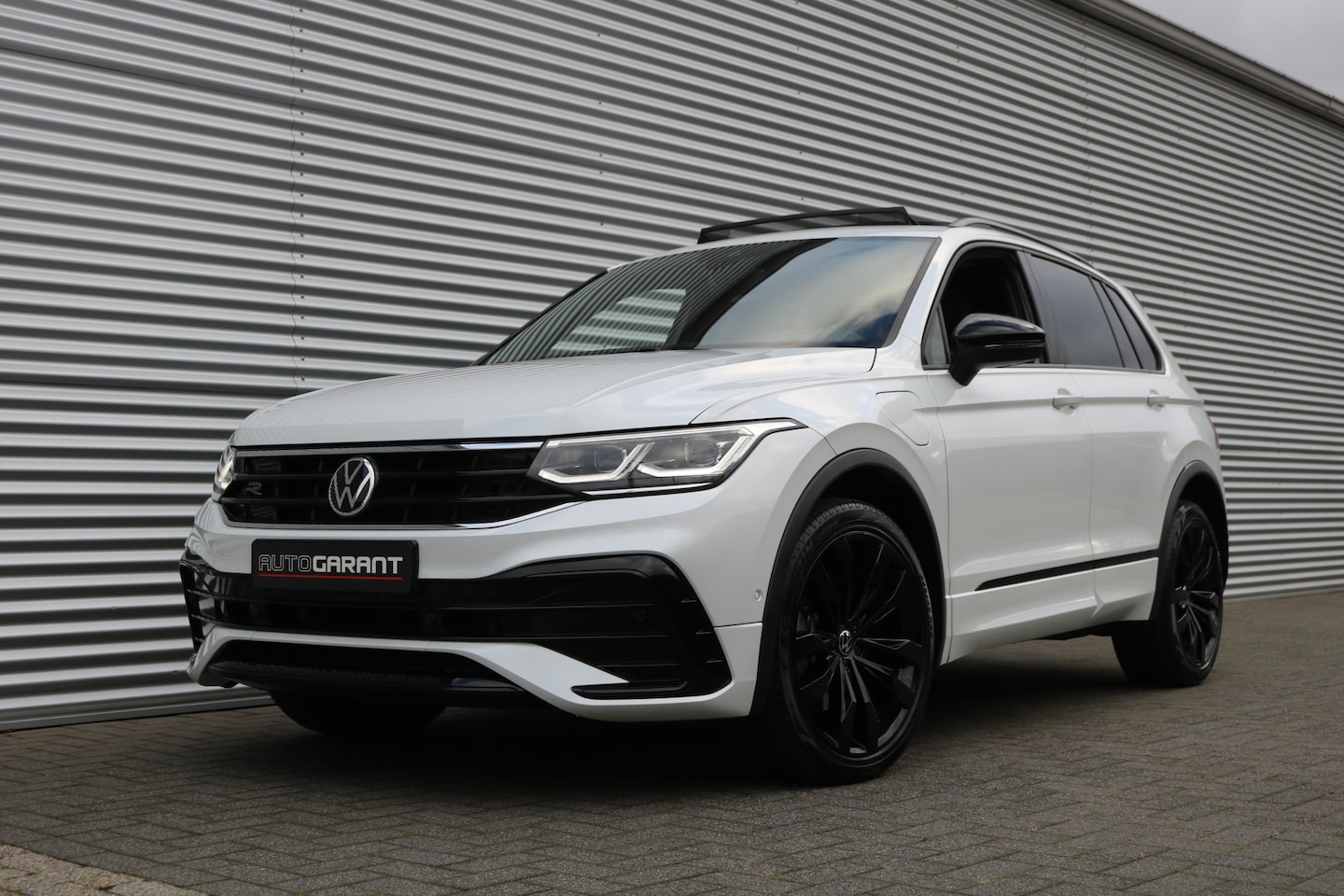 Volkswagen Tiguan - 1.4 TSI eHybrid R-Line Black Style 245PK (Panoramadak Leder/Memory HeadUp Carplay Keyless - AutoWereld.nl